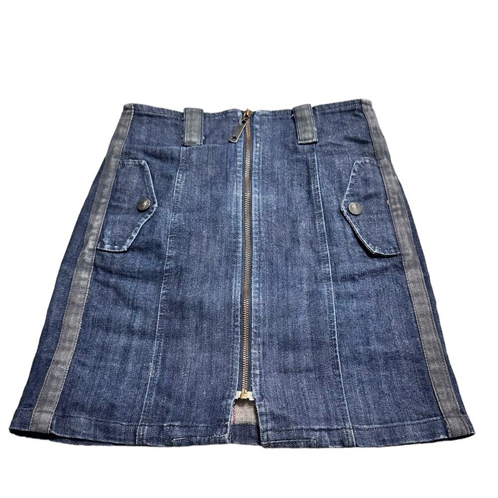 Levi’s Denim Mini Skirt Size Small Zip Front
